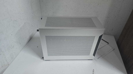 LIAN LI A4-H2O SILVER PCIE - 4.0 MINI KASA(OUTLET)